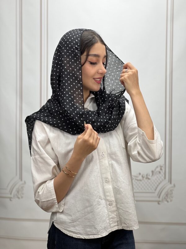 شال نخی خال خالی ترند مشکی کد 4271 - Image 2